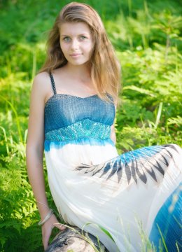 Милая девица скинула длинное платье гуляя в лесу