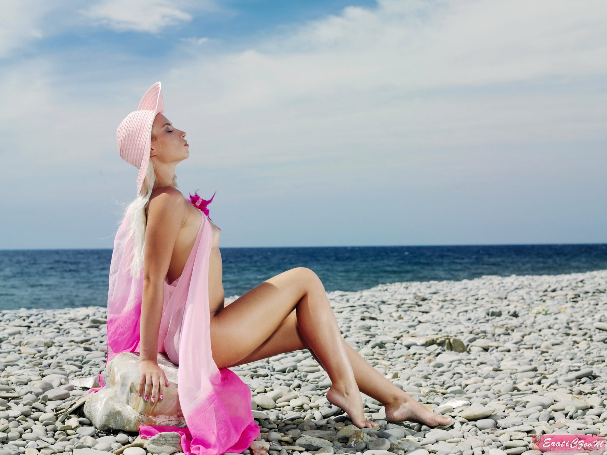 черная голая девушка на пляже фото