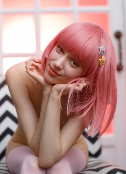 Девушка с розовыми волосами в одних только чулочках
